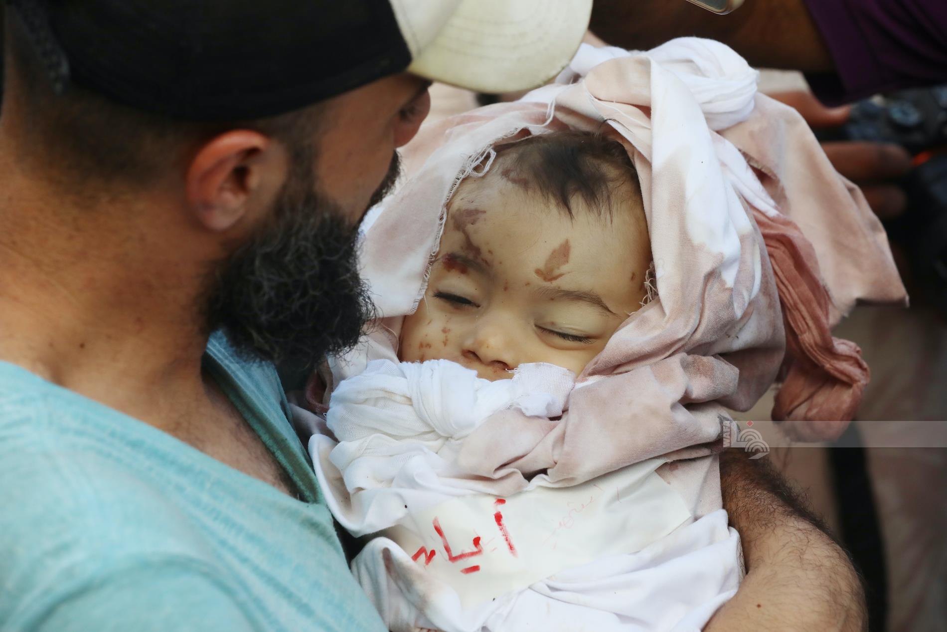 مواطنون يشيعون عددا من الشهداء في ساحة مستشفى شهداء الأقصى في دير البلح وسط قطاع غزة (وفا)